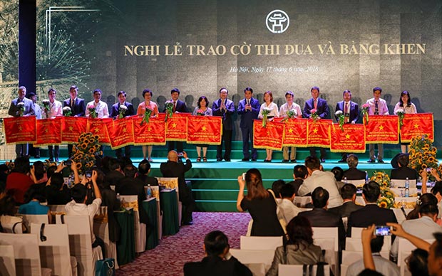 UBND TP Hà Nội tặng bằng khen cho ĐH Anh Quốc Việt Nam