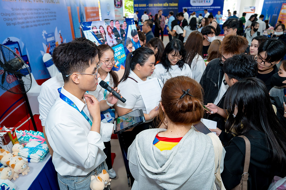 HUTECH Alumni Job Fair 2025: Cầu nối cựu sinh viên và thế hệ sau