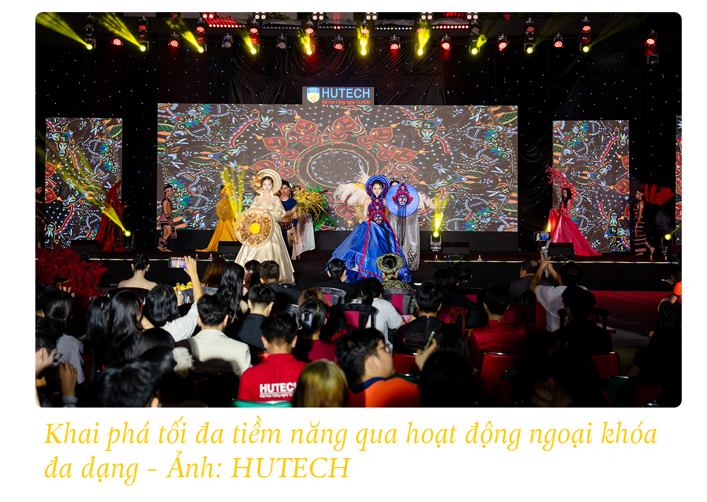 Nhiều thí sinh đến HUTECH đăng ký học bổng 25% - Ảnh 8