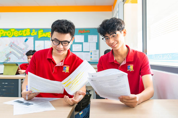 Học sinh Royal School tự tin dịch cabin của hội nghị quốc tế
