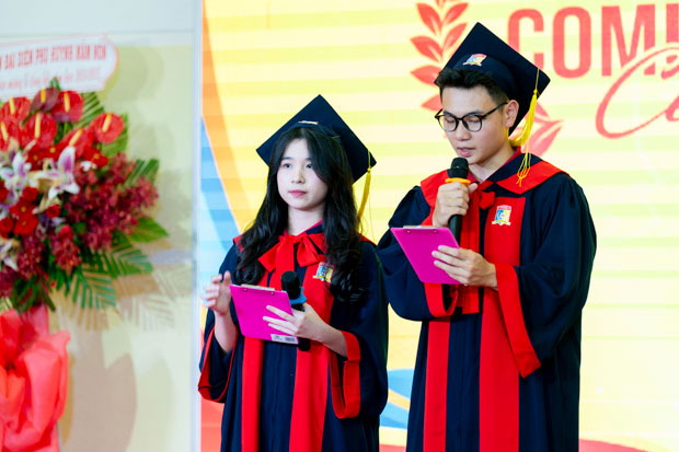 Học sinh Royal School tự tin dịch cabin của hội nghị quốc tế