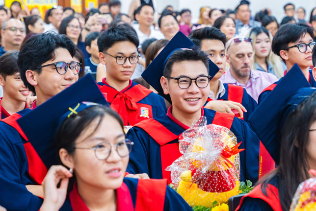 Học sinh Royal School tự tin dịch cabin của hội nghị quốc tế