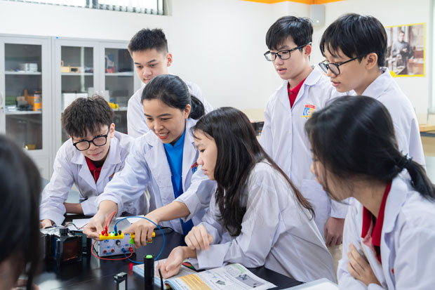 Học sinh Royal School thảo luận cùng giáo sư hàng đầu thế giới