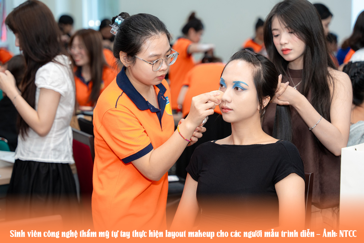 Thời trang trẻ với tham vọng đưa di sản vào đời sống đương đại - Ảnh 5 Thời trang trẻ với tham vọng đưa di sản vào đời sống đương đại - Ảnh 5