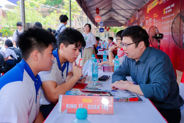 Học sinh lớp 12 tìm hiểu học bổng, học phí đại học từ sớm