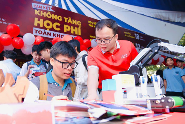 Học sinh lớp 12 tìm hiểu học bổng, học phí đại học từ sớm