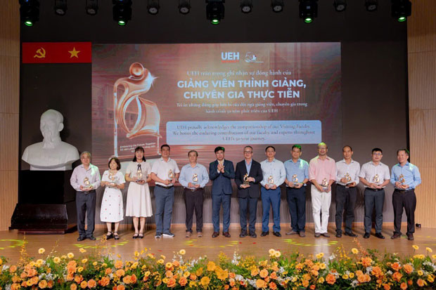 907 cộng sự học thuật cùng UEH đưa kinh nghiệm thực tiễn vào giảng đường