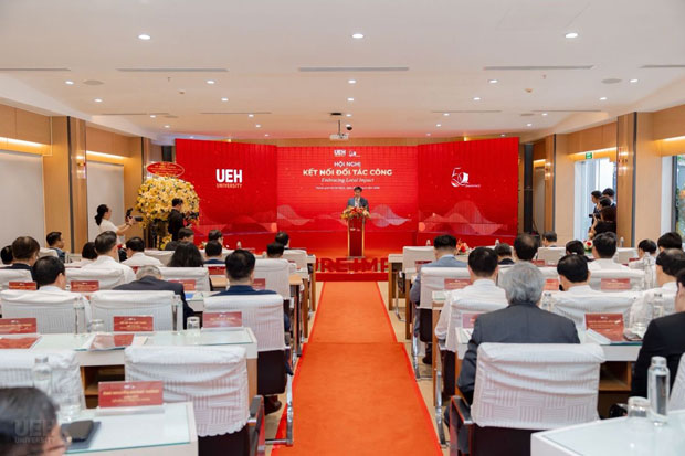 UEH và bước chuyển đồng sáng tạo: Đưa tri thức thành giải pháp thực tiễn UEH và bước chuyển đồng sáng tạo: Đưa tri thức thành giải pháp thực tiễn