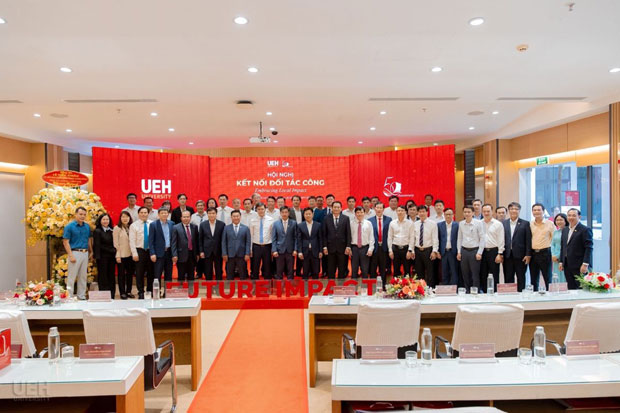 UEH và bước chuyển đồng sáng tạo: Đưa tri thức thành giải pháp thực tiễn UEH và bước chuyển đồng sáng tạo: Đưa tri thức thành giải pháp thực tiễn