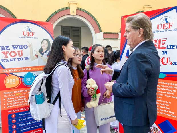 Đội ngũ tư vấn uy tín tham gia chương trình Tư vấn tuyển sinh trực tuyến của UEF - ảnh 1