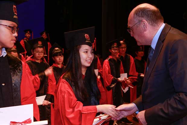 Học sinh được nhận 2 bằng tú tài với chương trình quốc tế toàn phần Cambridge tại VAS - ảnh 1