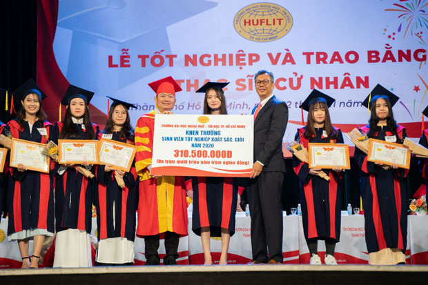 HUFLIT tổ chức lễ tốt nghiệp thạc sĩ - cử nhân năm 2020 - ảnh 3
