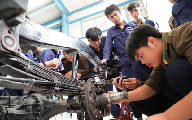 Sinh viên Trường CĐ Kinh tế - kỹ thuật TP.HCM trong giờ thực hành