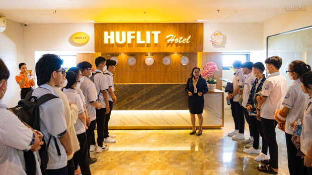 Học sinh THPT trải nghiệm nhiều hoạt động đặc sắc tại Campus Tour HUFLIT - ảnh 2
