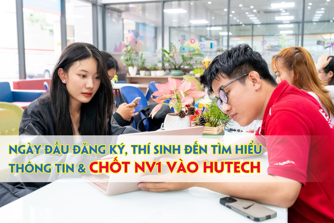 Ngày đầu đăng ký, thí sinh đến tìm hiểu thông tin và chốt NV1 vào HUTECH - ảnh 1