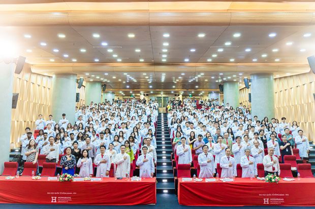 HIU trao hơn 200 áo blouse trắng, đánh dấu cột mốc SV Y Khoa