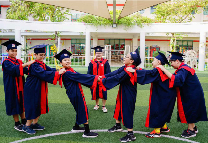 Lễ tốt nghiệp tại Royal School: Ngày trưởng thành trong yêu thương, kiêu hãnh bước ra thế giới - Ảnh 2