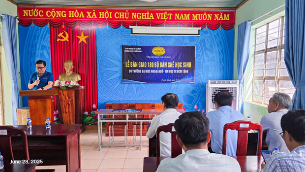 HUFLIT tiếp thêm động lực đến trường cho học sinh vùng sâu