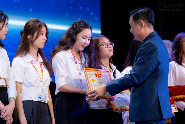 HUFLIT tiếp thêm động lực đến trường cho học sinh vùng sâu
