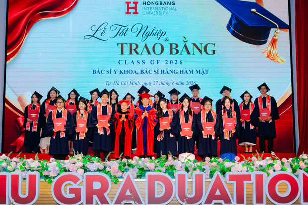 HIU trao bằng cho khóa Bác sĩ Y khoa đầu tiên