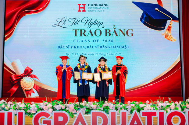 HIU trao bằng cho khóa Bác sĩ Y khoa đầu tiên