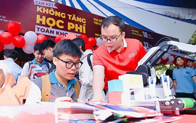 Học sinh lớp 12 tìm hiểu học bổng, học phí đại học từ sớm