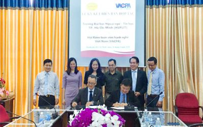Lễ ký kết biên bản hợp tác giữa HUFLIT và VACPA
