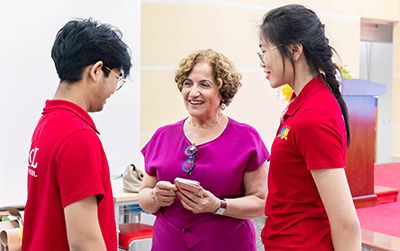 Học sinh Royal School thảo luận cùng giáo sư hàng đầu thế giới