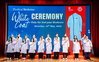 HIU trao hơn 200 áo blouse trắng, đánh dấu cột mốc SV Y Khoa