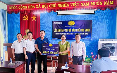 HUFLIT tiếp thêm động lực đến trường cho học sinh vùng sâu