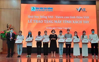 Quỹ Học bổng VAS trao tặng 170 máy tính cho sinh viên