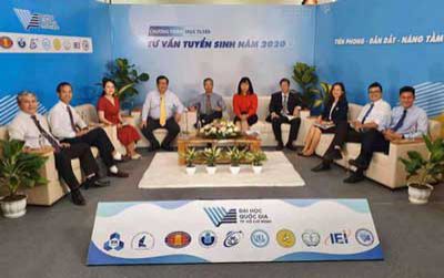 Trường đại học chi tiền tỉ làm phim trường tư vấn, giải đáp thí sinh xuyên đêm