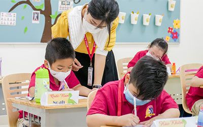 Giáo viên Royal School Phú Lâm chào đón bình thường mới với tâm thế sẵn sàng