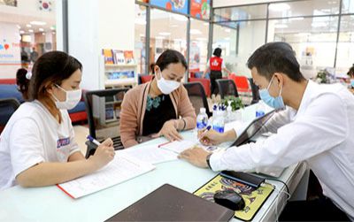 Vừa thi xong học kỳ, nhiều học sinh tranh thủ đăng ký xét tuyển học bạ