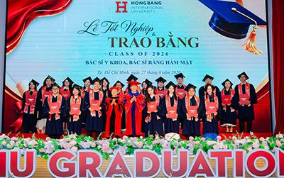 HIU trao bằng cho khóa Bác sĩ Y khoa đầu tiên
