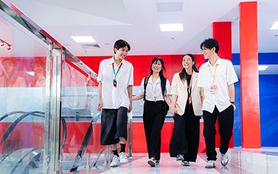 Sinh viên HUFLIT ′bước xa′ từ nền tảng vững chắc