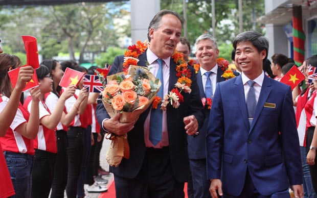 Quốc vụ khanh Vương quốc Anh đến thăm và làm việc tại UEF - Ảnh 1 Quốc vụ khanh Vương quốc Anh đến thăm và làm việc tại UEF - Ảnh 1