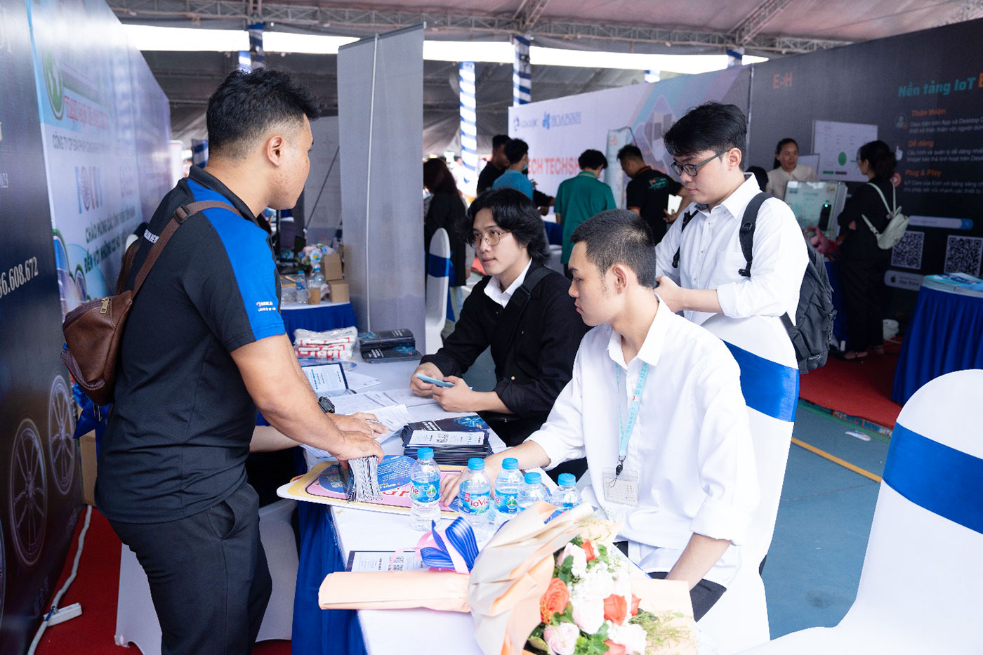 Sinh viên HUTECH giới thiệu 300 đồ án và săn hơn 3500 đầu việc hấp dẫn - ảnh 4 Sinh viên HUTECH giới thiệu 300 đồ án và săn hơn 3500 đầu việc hấp dẫn - ảnh 4