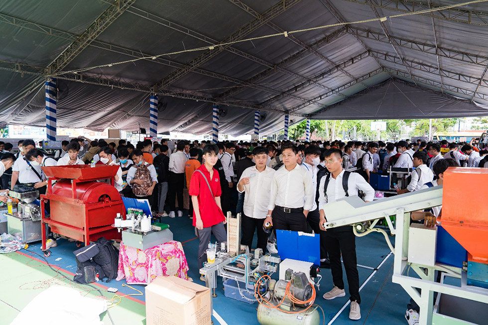 Sinh viên HUTECH giới thiệu 300 đồ án và săn hơn 3500 đầu việc hấp dẫn - ảnh 2 Sinh viên HUTECH giới thiệu 300 đồ án và săn hơn 3500 đầu việc hấp dẫn - ảnh 2