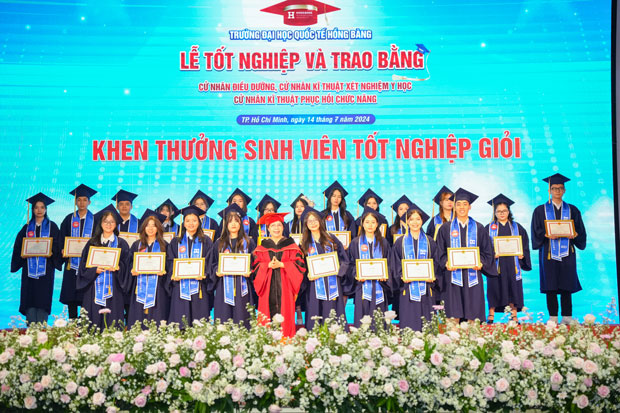Thêm nguồn nhân lực chất lượng cho lĩnh vực sức khỏe - ảnh 2 Thêm nguồn nhân lực chất lượng cho lĩnh vực sức khỏe - ảnh 2