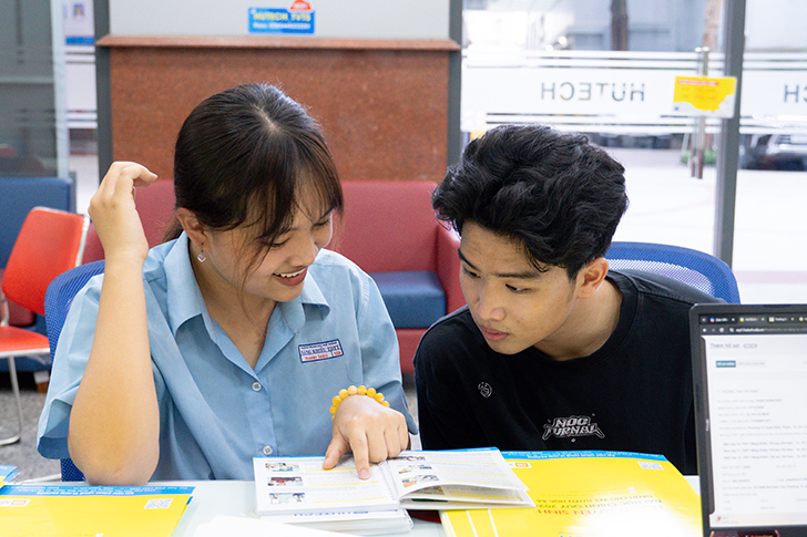 Ngày đầu đăng ký, thí sinh đến tìm hiểu thông tin và chốt NV1 vào HUTECH - ảnh 3 Ngày đầu đăng ký, thí sinh đến tìm hiểu thông tin và chốt NV1 vào HUTECH - ảnh 3