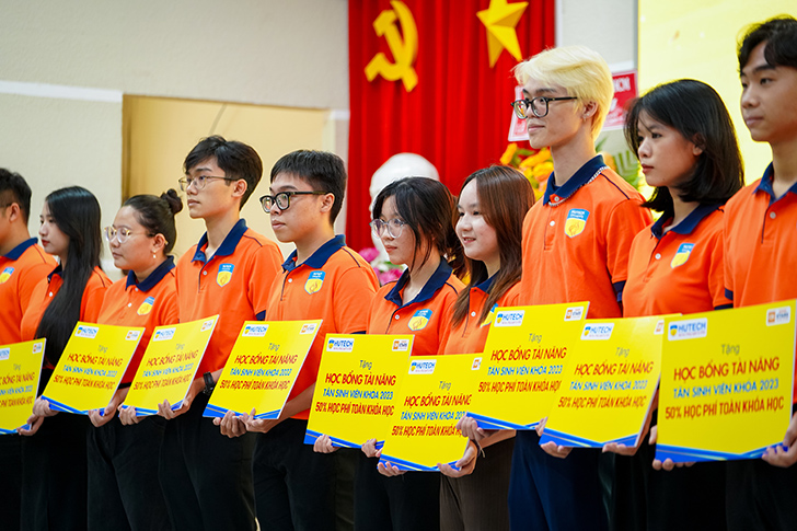 Ngày đầu đăng ký, thí sinh đến tìm hiểu thông tin và chốt NV1 vào HUTECH - ảnh 4 Ngày đầu đăng ký, thí sinh đến tìm hiểu thông tin và chốt NV1 vào HUTECH - ảnh 4