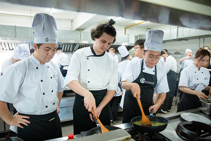 Ngày đầu đăng ký, thí sinh đến tìm hiểu thông tin và chốt NV1 vào HUTECH - ảnh 5 Ngày đầu đăng ký, thí sinh đến tìm hiểu thông tin và chốt NV1 vào HUTECH - ảnh 5