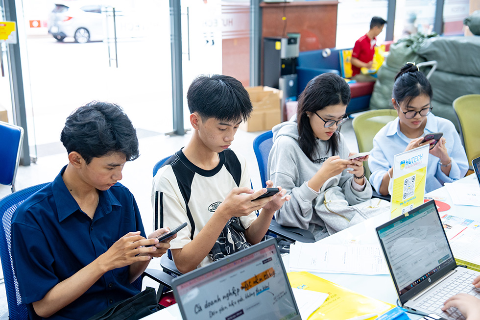 Ngày đầu đăng ký, thí sinh đến tìm hiểu thông tin và chốt NV1 vào HUTECH - ảnh 2 Ngày đầu đăng ký, thí sinh đến tìm hiểu thông tin và chốt NV1 vào HUTECH - ảnh 2