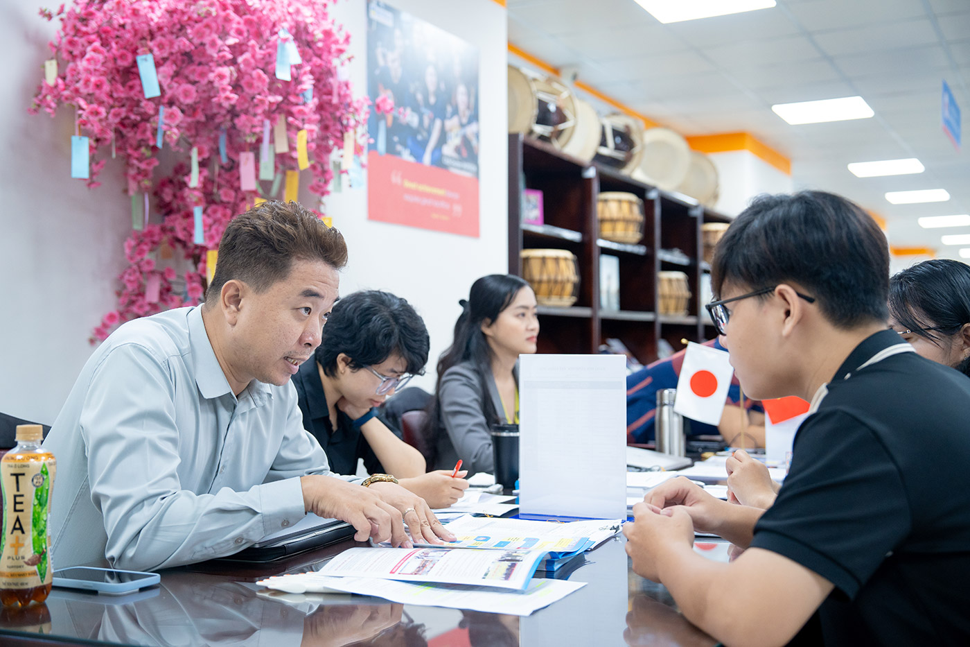 Rộn ràng đón tân sinh viên làm thủ tục nhập học - ảnh 6 Rộn ràng đón tân sinh viên làm thủ tục nhập học - ảnh 6