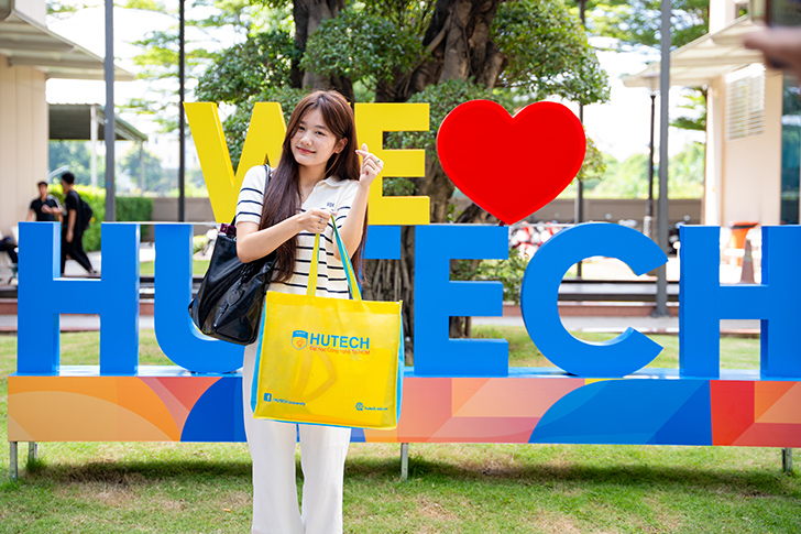 Rộn ràng đón tân sinh viên làm thủ tục nhập học - ảnh 3 Rộn ràng đón tân sinh viên làm thủ tục nhập học - ảnh 3