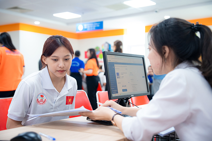 Rộn ràng đón tân sinh viên làm thủ tục nhập học - ảnh 4 Rộn ràng đón tân sinh viên làm thủ tục nhập học - ảnh 4