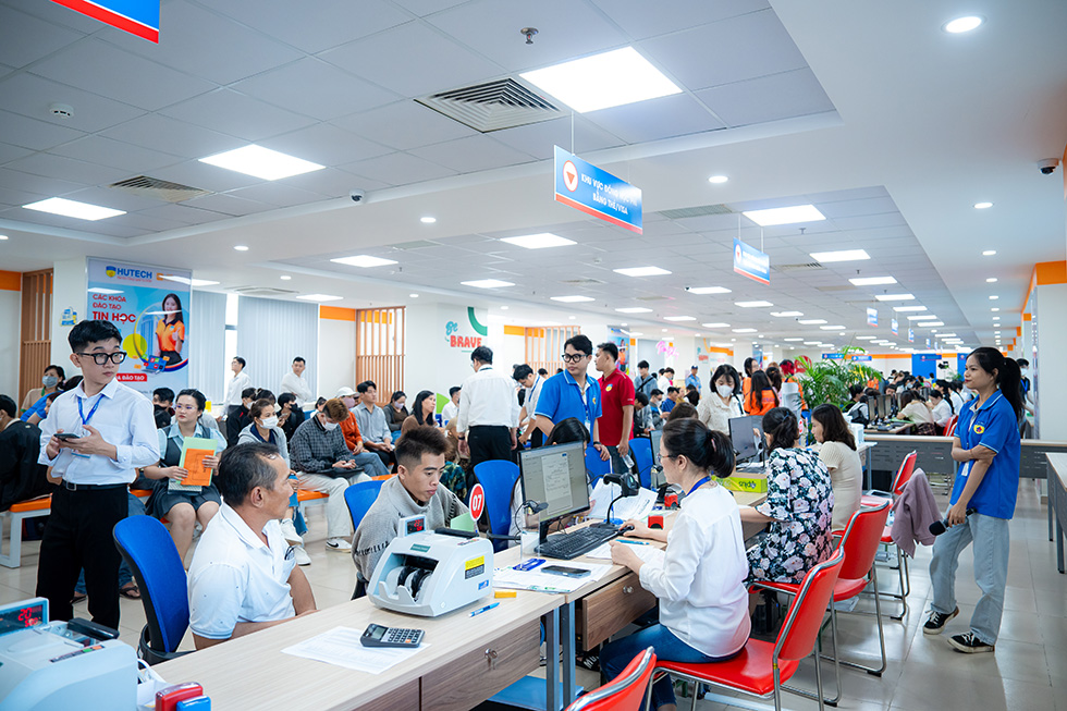 Rộn ràng đón tân sinh viên làm thủ tục nhập học - ảnh 2 Rộn ràng đón tân sinh viên làm thủ tục nhập học - ảnh 2