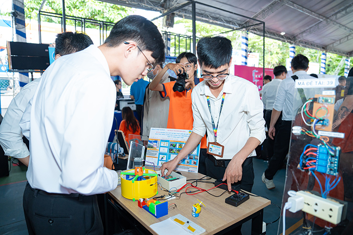 Sinh viên làm đồ án thiết kế mô hình điện thân xe bằng trợ lý ảo - ảnh 4 Sinh viên làm đồ án thiết kế mô hình điện thân xe bằng trợ lý ảo - ảnh 4