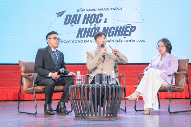 Dược Sĩ Tiến, Juky San, Yuno Bigboi khuấy động buổi Sinh hoạt Công dân - Sinh viên DHV - ảnh 2 Dược Sĩ Tiến, Juky San, Yuno Bigboi khuấy động buổi Sinh hoạt Công dân - Sinh viên DHV - ảnh 2